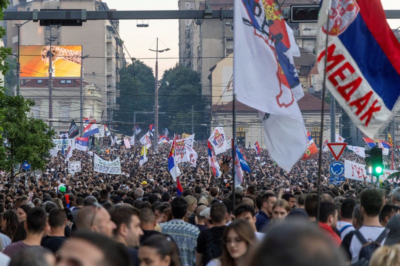 Gelombang demonstrasi besar kembali mengguncang ibu kota Serbia pada Sabtu (24/5/2026) waktu setempat, ketika puluhan ribu warga memadati pusat Kota Beograd untuk menuntut pemilu dipercepat. (REUTERS/Djordje Kojadinovic)