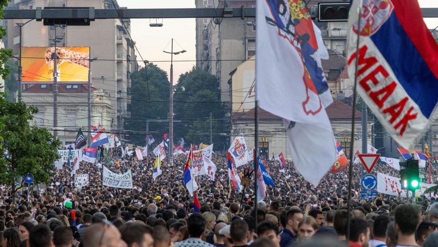 Gelombang demonstrasi besar kembali mengguncang ibu kota Serbia pada Sabtu (24/5/2026) waktu setempat, ketika puluhan ribu warga memadati pusat Kota Beograd untuk menuntut pemilu dipercepat. (REUTERS/Djordje Kojadinovic)