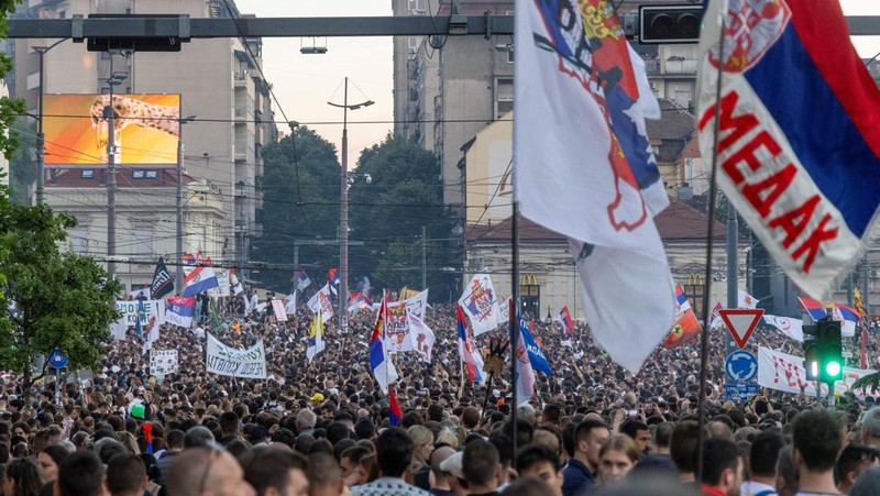 Gelombang demonstrasi besar kembali mengguncang ibu kota Serbia pada Sabtu (24/5/2026) waktu setempat, ketika puluhan ribu warga memadati pusat Kota Beograd untuk menuntut pemilu dipercepat. (REUTERS/Djordje Kojadinovic)