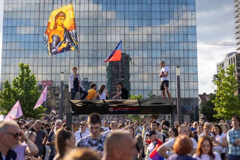 Gelombang demonstrasi besar kembali mengguncang ibu kota Serbia pada Sabtu (24/5/2026) waktu setempat, ketika puluhan ribu warga memadati pusat Kota Beograd untuk menuntut pemilu dipercepat. (REUTERS/Djordje Kojadinovic)