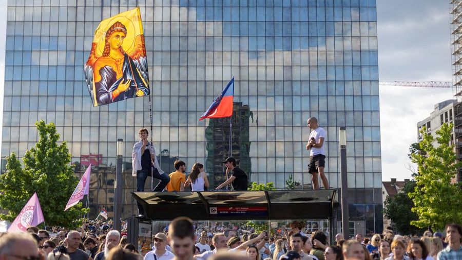 Gelombang demonstrasi besar kembali mengguncang ibu kota Serbia pada Sabtu (24/5/2026) waktu setempat, ketika puluhan ribu warga memadati pusat Kota Beograd untuk menuntut pemilu dipercepat. (REUTERS/Djordje Kojadinovic)