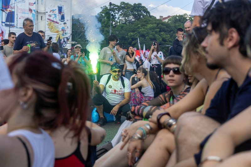 Gelombang demonstrasi besar kembali mengguncang ibu kota Serbia pada Sabtu (24/5/2026) waktu setempat, ketika puluhan ribu warga memadati pusat Kota Beograd untuk menuntut pemilu dipercepat. (REUTERS/Djordje Kojadinovic)