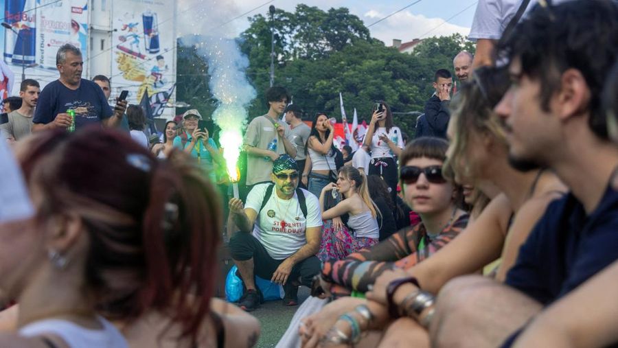 Gelombang demonstrasi besar kembali mengguncang ibu kota Serbia pada Sabtu (24/5/2026) waktu setempat, ketika puluhan ribu warga memadati pusat Kota Beograd untuk menuntut pemilu dipercepat. (REUTERS/Djordje Kojadinovic)