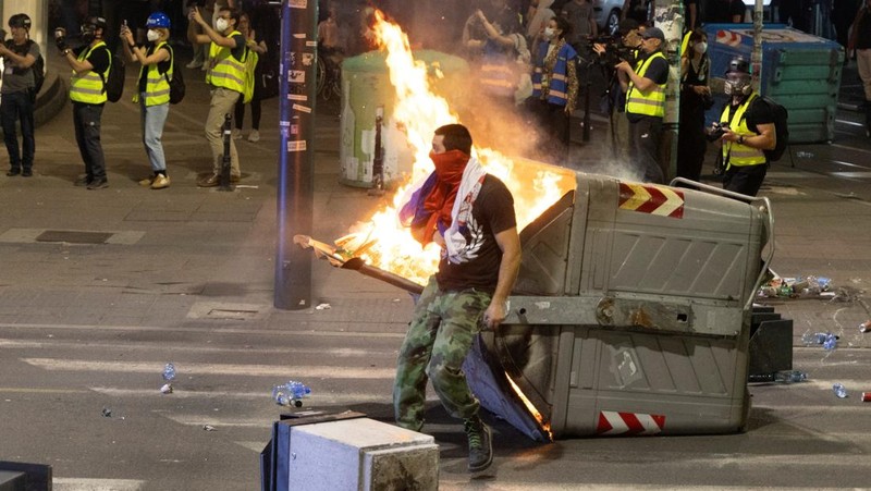 Gelombang demonstrasi besar kembali mengguncang ibu kota Serbia pada Sabtu (24/5/2026) waktu setempat, ketika puluhan ribu warga memadati pusat Kota Beograd untuk menuntut pemilu dipercepat. (REUTERS/Djordje Kojadinovic)