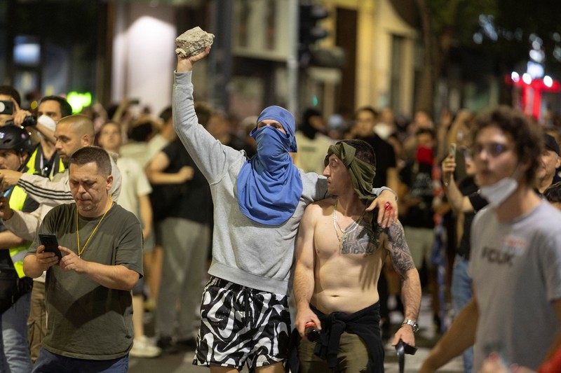 Gelombang demonstrasi besar kembali mengguncang ibu kota Serbia pada Sabtu (24/5/2026) waktu setempat, ketika puluhan ribu warga memadati pusat Kota Beograd untuk menuntut pemilu dipercepat. (REUTERS/Djordje Kojadinovic)