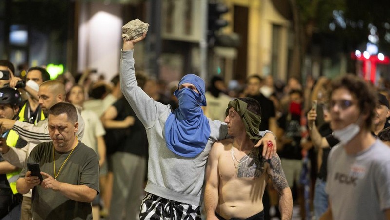Gelombang demonstrasi besar kembali mengguncang ibu kota Serbia pada Sabtu (24/5/2026) waktu setempat, ketika puluhan ribu warga memadati pusat Kota Beograd untuk menuntut pemilu dipercepat. (REUTERS/Djordje Kojadinovic)