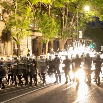 Gelombang demonstrasi besar kembali mengguncang ibu kota Serbia pada Sabtu (24/5/2026) waktu setempat, ketika puluhan ribu warga memadati pusat Kota Beograd untuk menuntut pemilu dipercepat. (REUTERS/Djordje Kojadinovic)