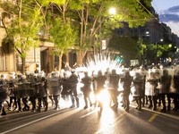 Gelombang demonstrasi besar kembali mengguncang ibu kota Serbia pada Sabtu (24/5/2026) waktu setempat, ketika puluhan ribu warga memadati pusat Kota Beograd untuk menuntut pemilu dipercepat. (REUTERS/Djordje Kojadinovic)