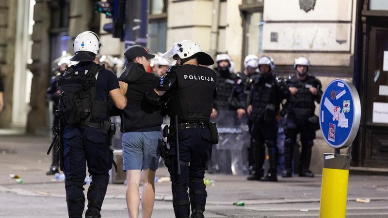Gelombang demonstrasi besar kembali mengguncang ibu kota Serbia pada Sabtu (24/5/2026) waktu setempat, ketika puluhan ribu warga memadati pusat Kota Beograd untuk menuntut pemilu dipercepat. (REUTERS/Djordje Kojadinovic)