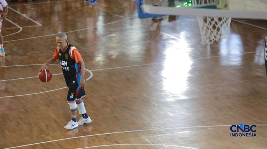 Ketua Dewan Komisioner LPS Anggito Abimanyu bermain basket Celebrity Match, Meet & Greet yang menjadi bagian dari Jogja Financial Festival Universitas Gadjah Mada, Minggu (24/5/2026) pagi. (CNBC Indonesia/Muhammad Sabki)