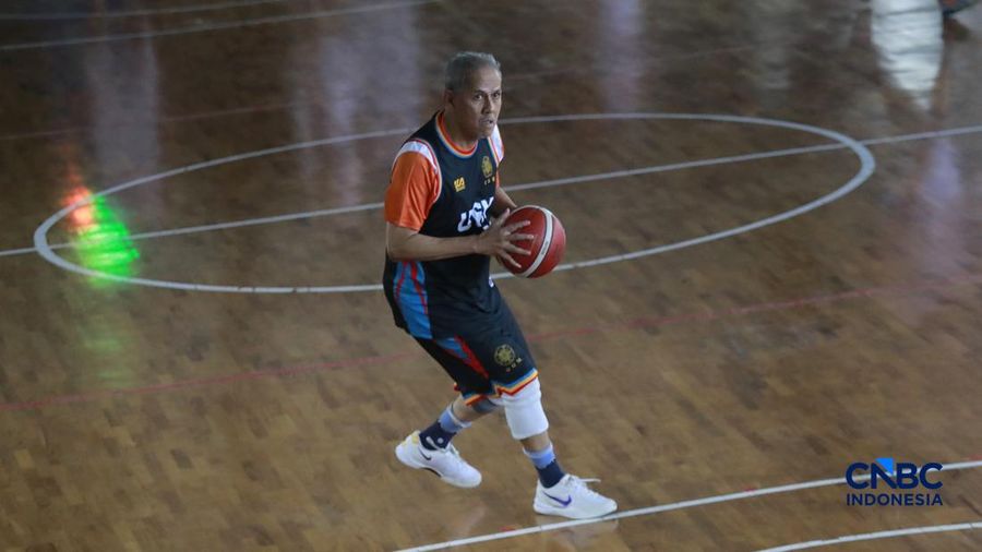 Ketua Dewan Komisioner LPS Anggito Abimanyu bermain basket Celebrity Match, Meet & Greet yang menjadi bagian dari Jogja Financial Festival Universitas Gadjah Mada, Minggu (24/5/2026) pagi.