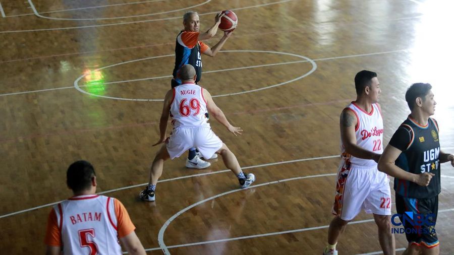 Ketua Dewan Komisioner LPS Anggito Abimanyu bermain basket Celebrity Match, Meet & Greet yang menjadi bagian dari Jogja Financial Festival Universitas Gadjah Mada, Minggu (24/5/2026) pagi. (CNBC Indonesia/Muhammad Sabki)