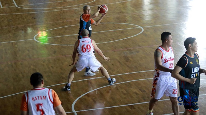 Ketua Dewan Komisioner LPS Anggito Abimanyu bermain basket Celebrity Match, Meet & Greet yang menjadi bagian dari Jogja Financial Festival Universitas Gadjah Mada, Minggu (24/5/2026) pagi. (CNBC Indonesia/Muhammad Sabki)