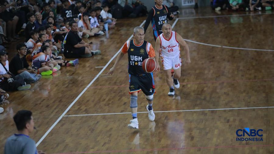 Ketua Dewan Komisioner LPS Anggito Abimanyu bermain basket Celebrity Match, Meet & Greet yang menjadi bagian dari Jogja Financial Festival Universitas Gadjah Mada, Minggu (24/5/2026) pagi. (CNBC Indonesia/Muhammad Sabki)