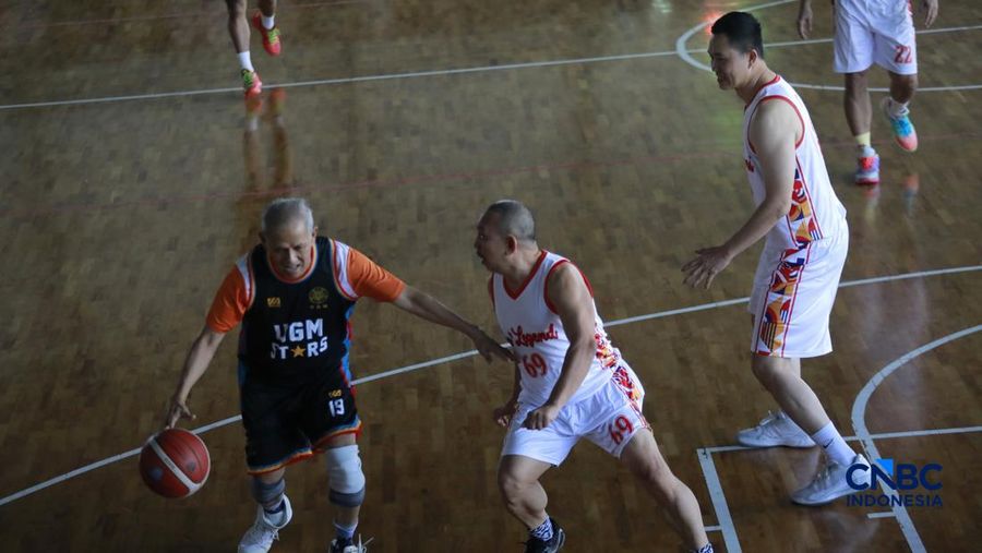 Ketua Dewan Komisioner LPS Anggito Abimanyu bermain basket Celebrity Match, Meet & Greet yang menjadi bagian dari Jogja Financial Festival Universitas Gadjah Mada, Minggu (24/5/2026) pagi. (CNBC Indonesia/Muhammad Sabki)