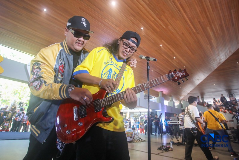 Penampilan Ndarboy Genk menghibur audience dalam Konser Jogja Financial Festival 2026 di Jogja Expo Center (JEC), Yogyakarta, DIY, Minggu (24/5/2026). (CNBC Indonesia/Faisal Rahman)