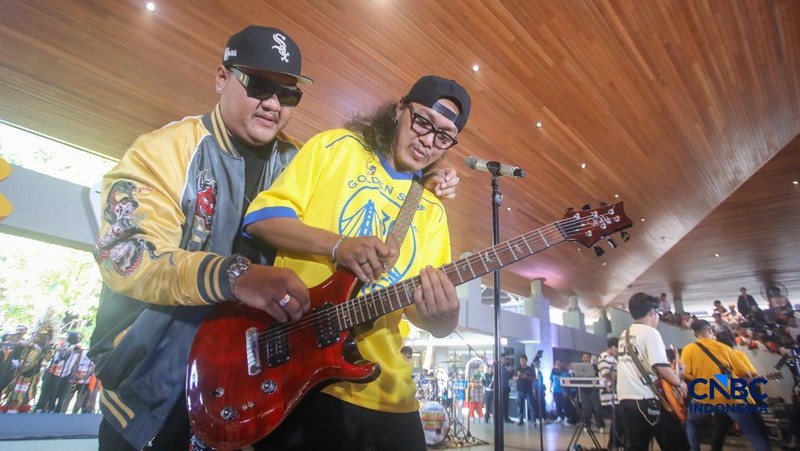 Penampilan Ndarboy Genk menghibur audience dalam Konser Jogja Financial Festival 2026 di Jogja Expo Center (JEC), Yogyakarta, DIY, Minggu (24/5/2026). (CNBC Indonesia/Faisal Rahman)