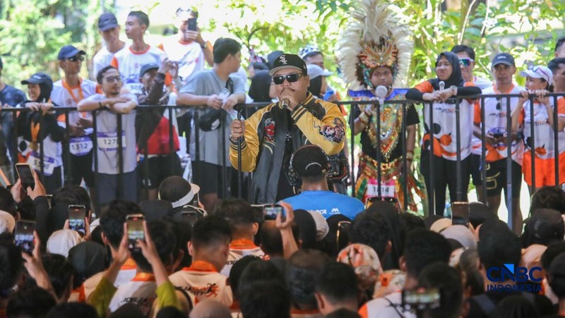 Penampilan Ndarboy Genk menghibur audience dalam Konser Jogja Financial Festival 2026 di Jogja Expo Center (JEC), Yogyakarta, DIY, Minggu (24/5/2026). (CNBC Indonesia/Faisal Rahman)
