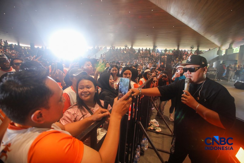 Penampilan Ndarboy Genk menghibur audience dalam Konser Jogja Financial Festival 2026 di Jogja Expo Center (JEC), Yogyakarta, DIY, Minggu (24/5/2026). (CNBC Indonesia/Faisal Rahman)
