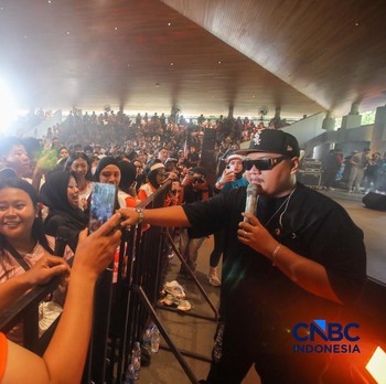 Penampilan Ndarboy Genk menghibur audience dalam Konser Jogja Financial Festival 2026 di Jogja Expo Center (JEC), Yogyakarta, DIY, Minggu (24/5/2026). (CNBC Indonesia/Faisal Rahman)