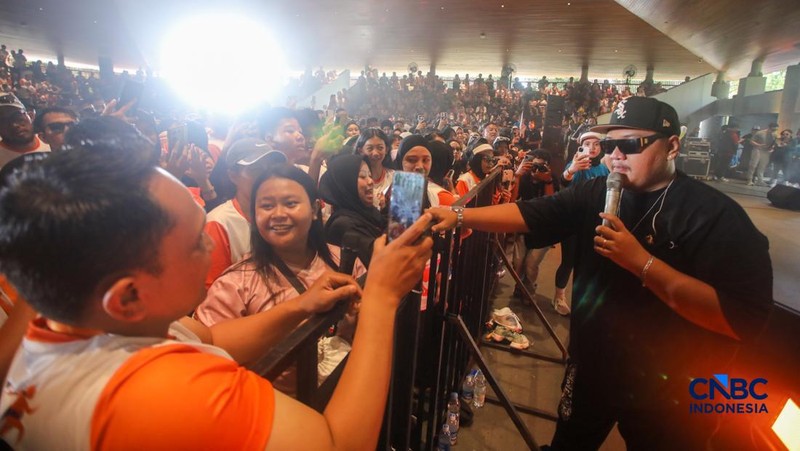 Penampilan Ndarboy Genk menghibur audience dalam Konser Jogja Financial Festival 2026 di Jogja Expo Center (JEC), Yogyakarta, DIY, Minggu (24/5/2026). (CNBC Indonesia/Faisal Rahman)