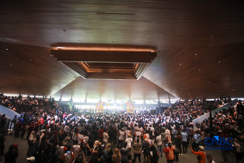 Penampilan Ndarboy Genk menghibur audience dalam Konser Jogja Financial Festival 2026 di Jogja Expo Center (JEC), Yogyakarta, DIY, Minggu (24/5/2026). (CNBC Indonesia/Faisal Rahman)