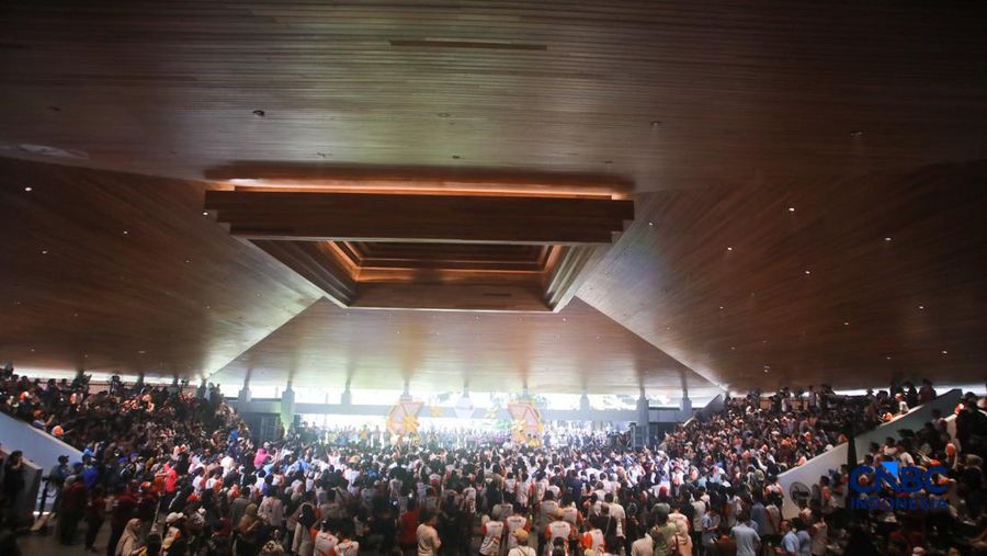 Penampilan Ndarboy Genk menghibur audience dalam Konser Jogja Financial Festival 2026 di Jogja Expo Center (JEC), Yogyakarta, DIY, Minggu (24/5/2026). (CNBC Indonesia/Faisal Rahman)