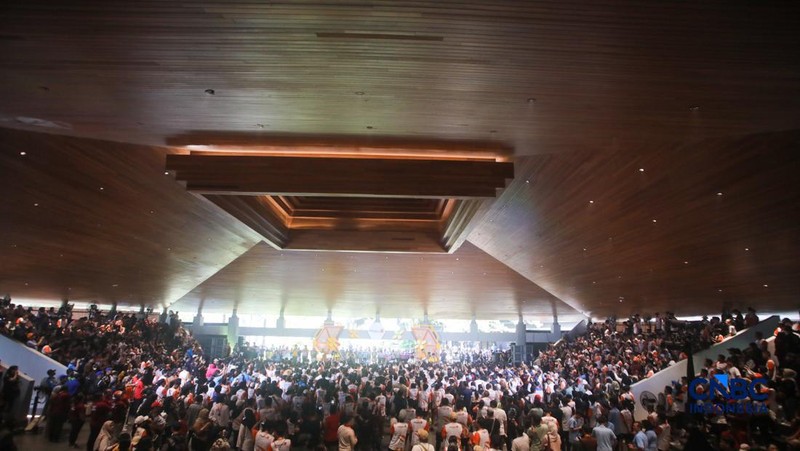 Penampilan Ndarboy Genk menghibur audience dalam Konser Jogja Financial Festival 2026 di Jogja Expo Center (JEC), Yogyakarta, DIY, Minggu (24/5/2026). (CNBC Indonesia/Faisal Rahman)