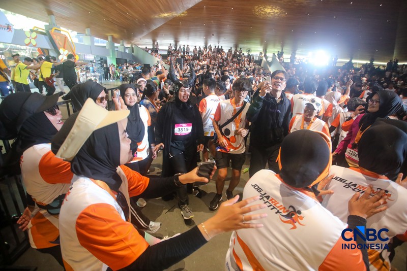 Penampilan Ndarboy Genk menghibur audience dalam Konser Jogja Financial Festival 2026 di Jogja Expo Center (JEC), Yogyakarta, DIY, Minggu (24/5/2026). (CNBC Indonesia/Faisal Rahman)