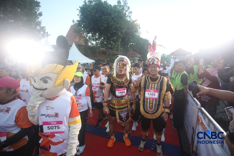 Peserta kostum unik di Jogja Run D-City (JRDC) 2026 yang menjadi bagian dari Jogja Financial Festival Universitas Gadjah Mada, Minggu (24/5/2026) pagi. (CNBC Indonesia/Faisal Rahman)
