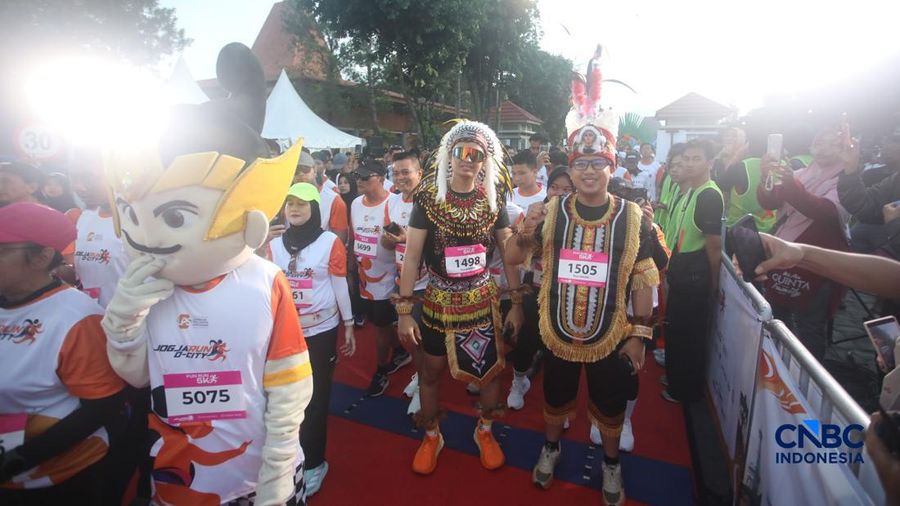 Peserta kostum unik di Jogja Run D-City (JRDC) 2026 yang menjadi bagian dari Jogja Financial Festival Universitas Gadjah Mada, Minggu (24/5/2026) pagi. (CNBC Indonesia/Faisal Rahman)