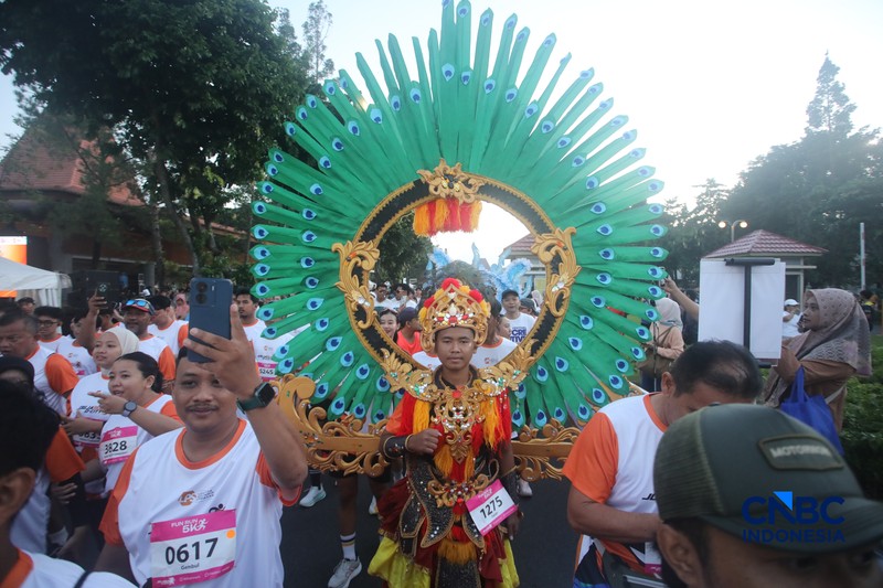 Peserta kostum unik di Jogja Run D-City (JRDC) 2026 yang menjadi bagian dari Jogja Financial Festival Universitas Gadjah Mada, Minggu (24/5/2026) pagi. (CNBC Indonesia/Faisal Rahman)