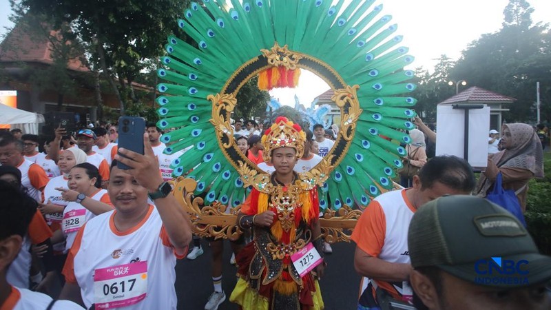 Peserta kostum unik di Jogja Run D-City (JRDC) 2026 yang menjadi bagian dari Jogja Financial Festival Universitas Gadjah Mada, Minggu (24/5/2026) pagi. (CNBC Indonesia/Faisal Rahman)