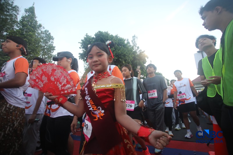 Peserta kostum unik di Jogja Run D-City (JRDC) 2026 yang menjadi bagian dari Jogja Financial Festival Universitas Gadjah Mada, Minggu (24/5/2026) pagi. (CNBC Indonesia/Faisal Rahman)