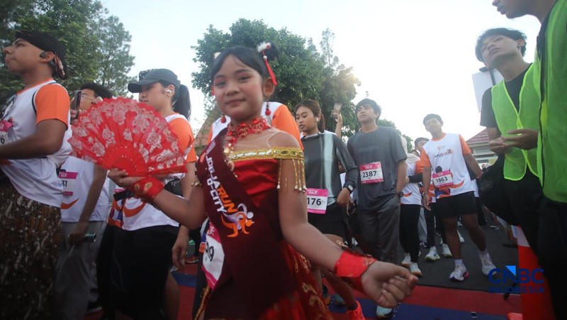 Peserta kostum unik di Jogja Run D-City (JRDC) 2026 yang menjadi bagian dari Jogja Financial Festival Universitas Gadjah Mada, Minggu (24/5/2026) pagi. (CNBC Indonesia/Faisal Rahman)