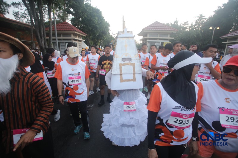 Peserta kostum unik di Jogja Run D-City (JRDC) 2026 yang menjadi bagian dari Jogja Financial Festival Universitas Gadjah Mada, Minggu (24/5/2026) pagi. (CNBC Indonesia/Faisal Rahman)