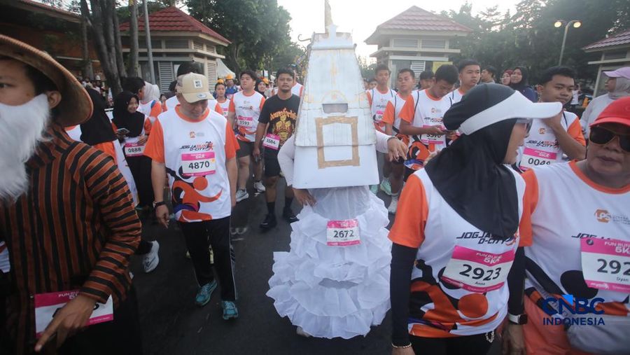 Peserta kostum unik di Jogja Run D-City (JRDC) 2026 yang menjadi bagian dari Jogja Financial Festival Universitas Gadjah Mada, Minggu (24/5/2026) pagi. (CNBC Indonesia/Faisal Rahman)