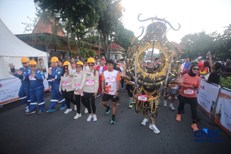 Peserta kostum unik di Jogja Run D-City (JRDC) 2026 yang menjadi bagian dari Jogja Financial Festival Universitas Gadjah Mada, Minggu (24/5/2026) pagi. (CNBC Indonesia/Faisal Rahman)