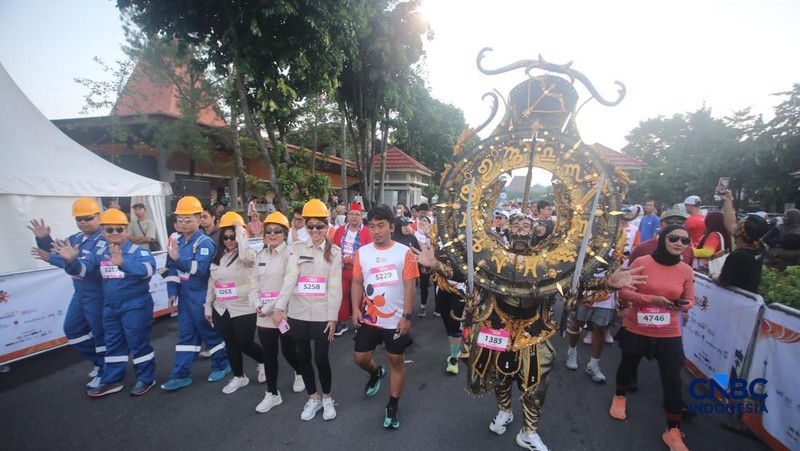 Peserta kostum unik di Jogja Run D-City (JRDC) 2026 yang menjadi bagian dari Jogja Financial Festival Universitas Gadjah Mada, Minggu (24/5/2026) pagi. (CNBC Indonesia/Faisal Rahman)