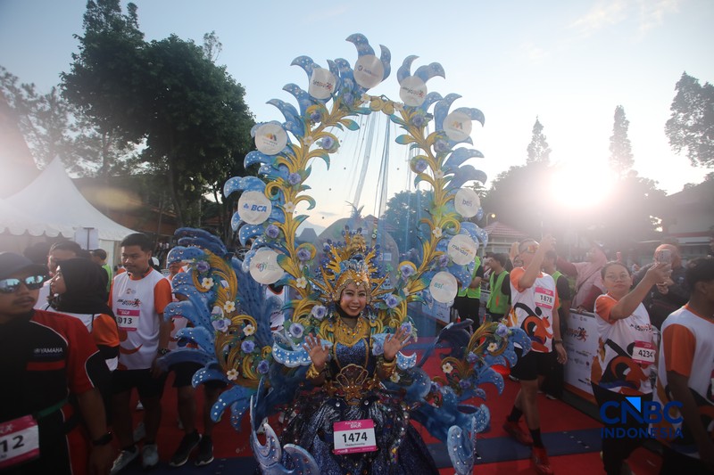 Peserta kostum unik di Jogja Run D-City (JRDC) 2026 yang menjadi bagian dari Jogja Financial Festival Universitas Gadjah Mada, Minggu (24/5/2026) pagi. (CNBC Indonesia/Faisal Rahman)