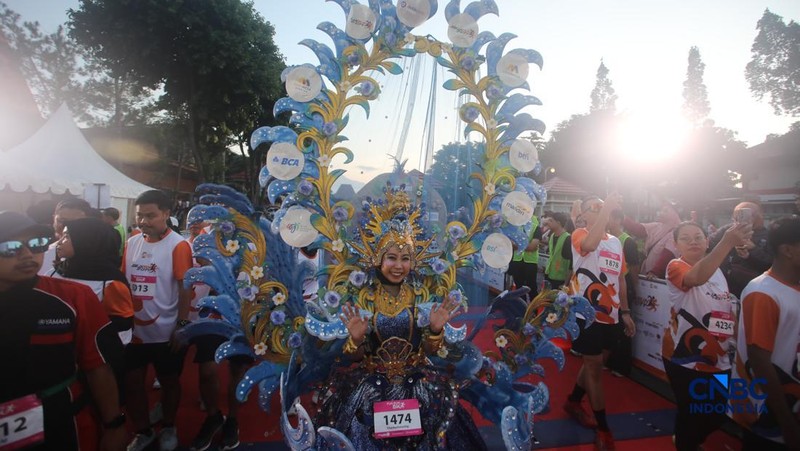 Peserta kostum unik di Jogja Run D-City (JRDC) 2026 yang menjadi bagian dari Jogja Financial Festival Universitas Gadjah Mada, Minggu (24/5/2026) pagi. (CNBC Indonesia/Faisal Rahman)