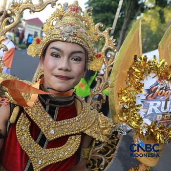 Peserta kostum unik di Jogja Run D-City (JRDC) 2026 yang menjadi bagian dari Jogja Financial Festival Universitas Gadjah Mada, Minggu (24/5/2026) pagi. (CNBC Indonesia/Muhammad Sabki)