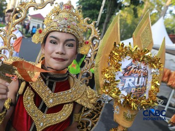 Peserta kostum unik di Jogja Run D-City (JRDC) 2026 yang menjadi bagian dari Jogja Financial Festival Universitas Gadjah Mada, Minggu (24/5/2026) pagi. (CNBC Indonesia/Muhammad Sabki)