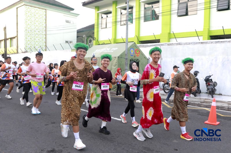 Peserta kostum unik di Jogja Run D-City (JRDC) 2026 yang menjadi bagian dari Jogja Financial Festival Universitas Gadjah Mada, Minggu (24/5/2026) pagi. (CNBC Indonesia/Faisal Rahman)