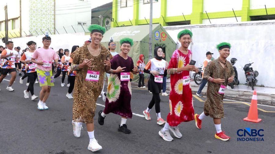 Peserta kostum unik di Jogja Run D-City (JRDC) 2026 yang menjadi bagian dari Jogja Financial Festival Universitas Gadjah Mada, Minggu (24/5/2026) pagi. (CNBC Indonesia/Muhammad Sabki)