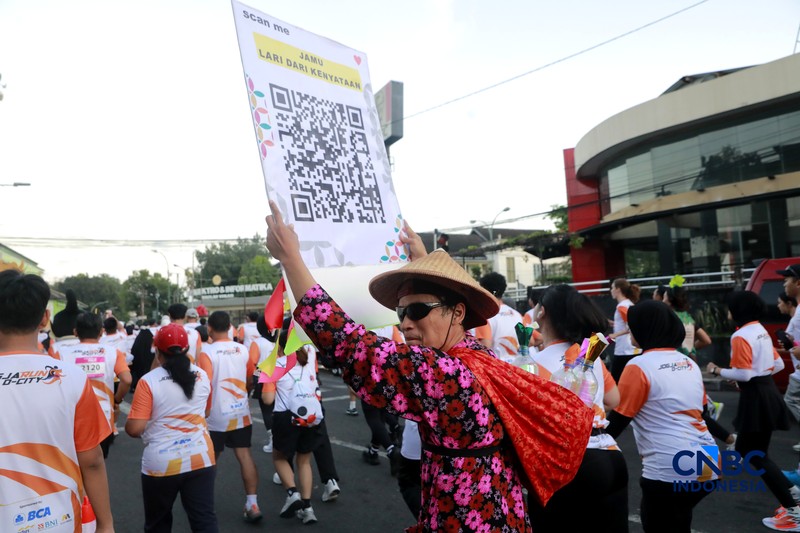 Peserta kostum unik di Jogja Run D-City (JRDC) 2026 yang menjadi bagian dari Jogja Financial Festival Universitas Gadjah Mada, Minggu (24/5/2026) pagi. (CNBC Indonesia/Faisal Rahman)