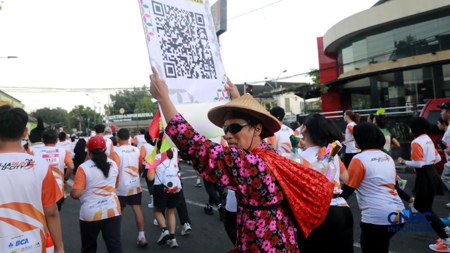 Peserta kostum unik di Jogja Run D-City (JRDC) 2026 yang menjadi bagian dari Jogja Financial Festival Universitas Gadjah Mada, Minggu (24/5/2026) pagi. (CNBC Indonesia/Muhammad Sabki)