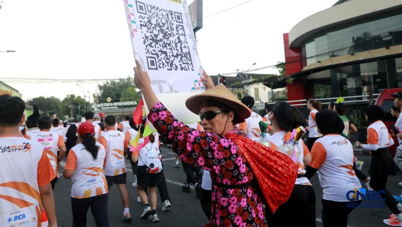 Peserta kostum unik di Jogja Run D-City (JRDC) 2026 yang menjadi bagian dari Jogja Financial Festival Universitas Gadjah Mada, Minggu (24/5/2026) pagi. (CNBC Indonesia/Muhammad Sabki)