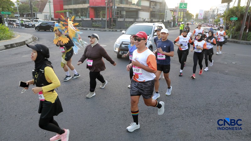 Peserta kostum unik di Jogja Run D-City (JRDC) 2026 yang menjadi bagian dari Jogja Financial Festival Universitas Gadjah Mada, Minggu (24/5/2026) pagi. (CNBC Indonesia/Faisal Rahman)
