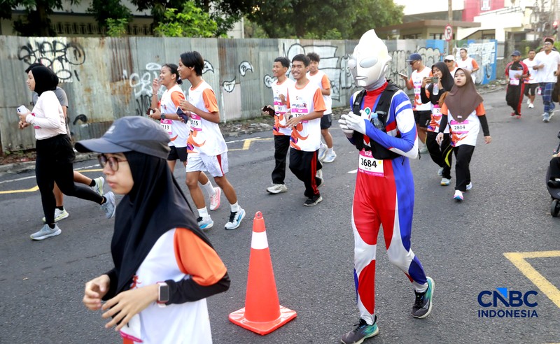 Peserta kostum unik di Jogja Run D-City (JRDC) 2026 yang menjadi bagian dari Jogja Financial Festival Universitas Gadjah Mada, Minggu (24/5/2026) pagi. (CNBC Indonesia/Faisal Rahman)